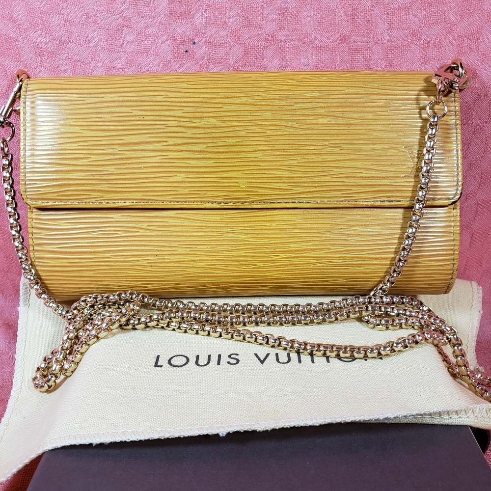 Auth. Louis Vuitton Epi Wallet on Chain